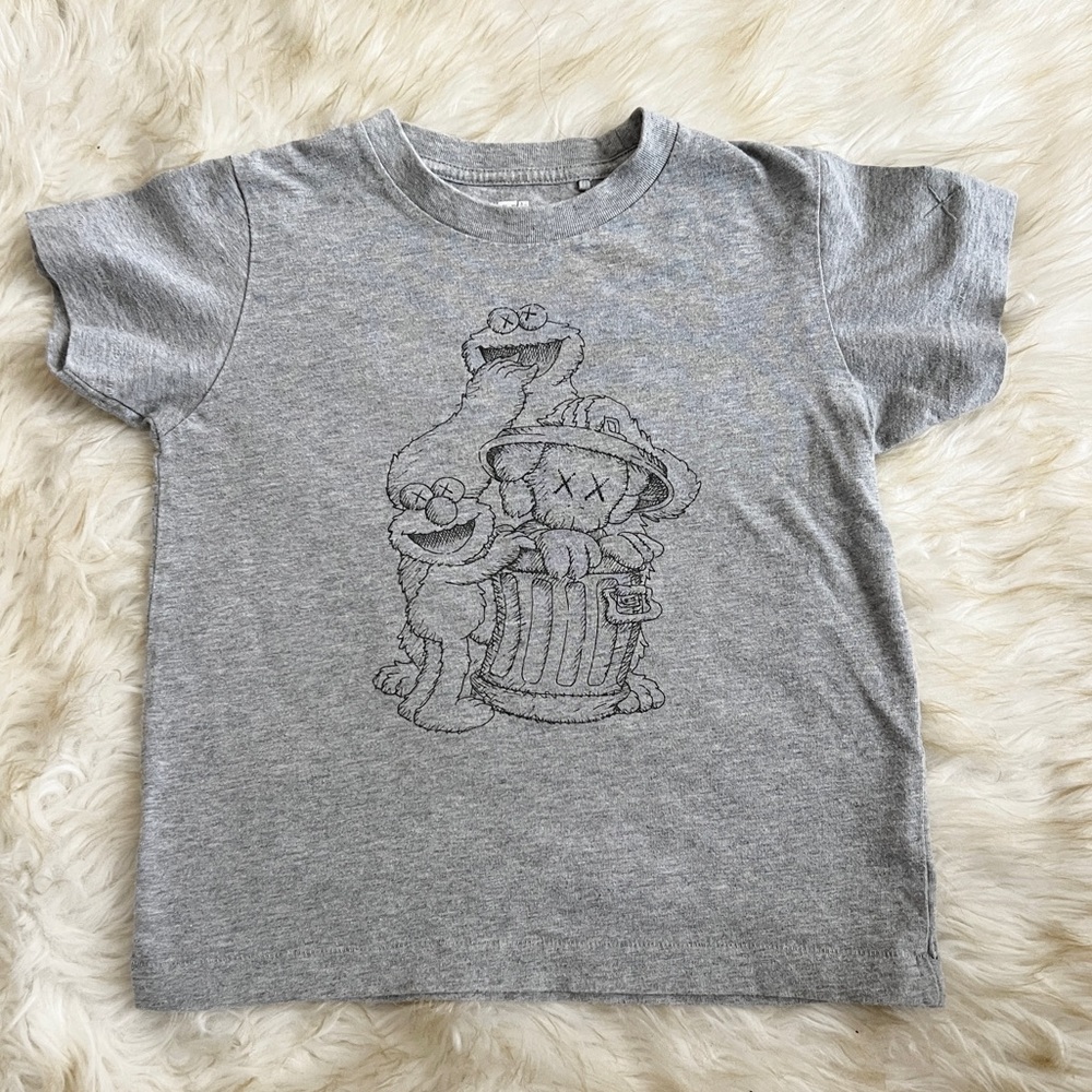 Uniqlo X Kaws Sesame Street Grey T-Shirt Cookie Monster Elmo